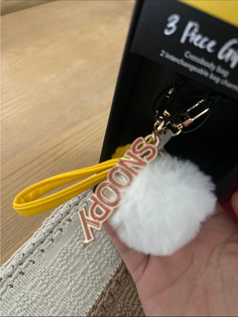 Peanuts Red Crossbody Bag with Snoopy and 2 charms - Picture 3 of 7